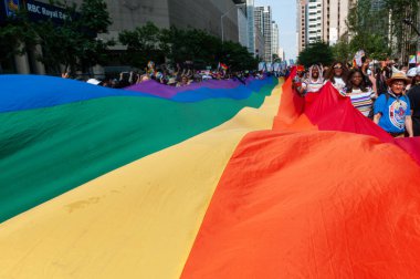 Toronto, ON, Kanada 26 Haziran 2022: Toronto 'daki 2022 Geleneksel Onur Yürüyüşü' nde Gökkuşağı bayrağı.