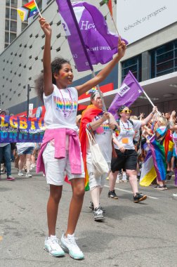 Toronto, ON, Kanada 26 Haziran 2022: Toronto 'daki 2022 Geleneksel Onur Yürüyüşü' ne katılanlar.