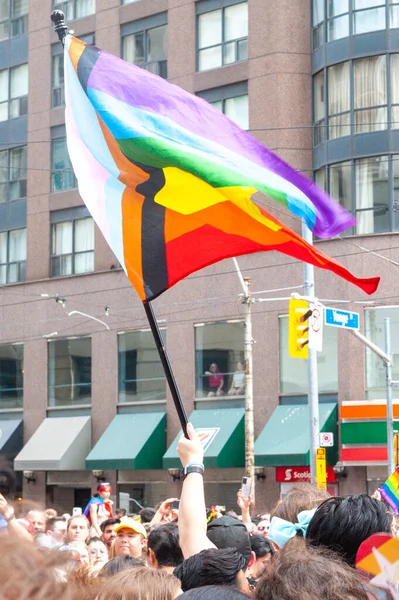 Toronto Canadá Junio 2022 Bandera Del Arco Iris Desfile Anual —  Fotos de Stock