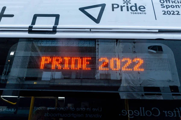 2022年6月26日 加拿大多伦多 在多伦多举行的2022年骄傲月的骄傲游行期间 Ttc巴士上的证明标志 — 图库照片