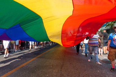 Toronto, ON, Kanada 26 Haziran 2022: Toronto 'daki 2022 Geleneksel Onur Yürüyüşü' nde Gökkuşağı bayrağı.