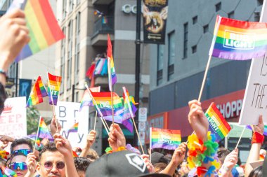 Toronto, ON, Kanada 26 Haziran 2022: Toronto 'daki 2022 Geleneksel Onur Yürüyüşü' nde Gökkuşağı bayrağı..