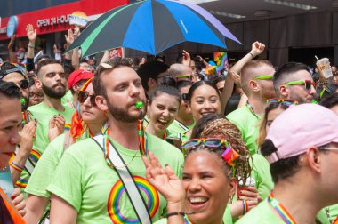 Toronto, ON, Kanada 26 Haziran 2022: Toronto 'daki 2022 Geleneksel Onur Yürüyüşü' ne katılanlar..