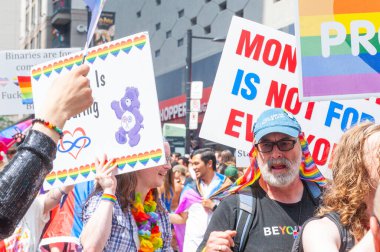 Toronto, ON, Kanada 26 Haziran 2022: Toronto 'da düzenlenen 2022 Yıllık Onur Yürüyüşü sırasında katılımcılar pankart taşıdılar.