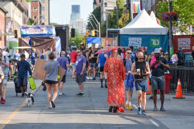 Toronto, ON, Kanada 26 Haziran 2022: Toronto 'da düzenlenen 2022 Yıllık Onur Yürüyüşü sırasında katılımcılar pankart taşıdılar.