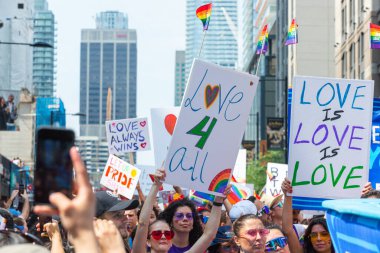 Toronto, ON, Kanada 26 Haziran 2022: Toronto 'da düzenlenen 2022 Yıllık Onur Yürüyüşü sırasında katılımcılar pankart taşıdılar.