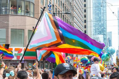 Toronto, ON, Kanada 26 Haziran 2022: Toronto 'daki 2022 Geleneksel Onur Yürüyüşü' nde Gökkuşağı bayrağı.