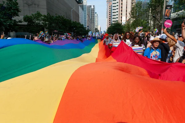 2022年6月26日 加拿大多伦多 在多伦多市中心举行的2022年骄傲月年度游行上的彩虹旗 — 图库照片