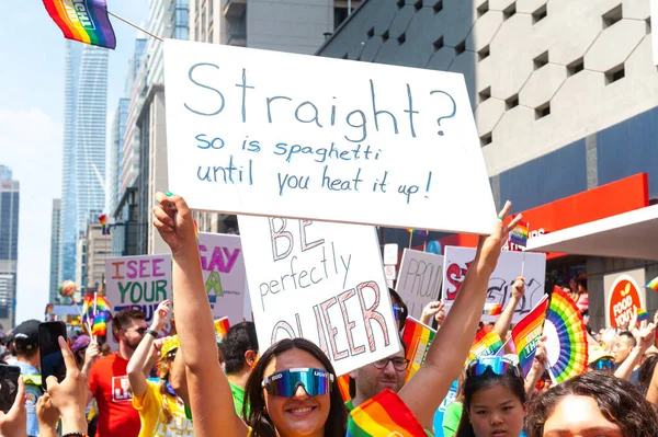 Toronto Kanada Juni 2022 Deltagarna Håller Banderoller 2022 Års Pride — Stockfoto
