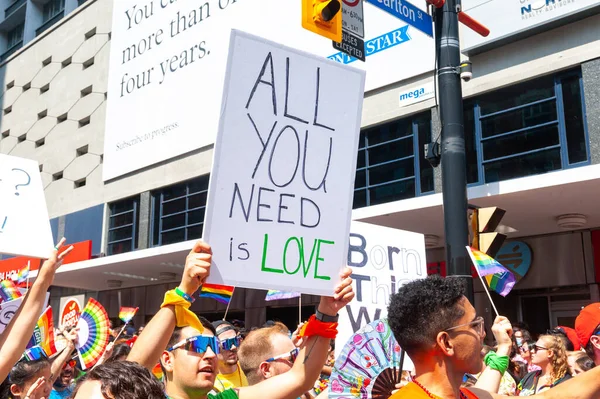 Toronto Kanada Czerwca 2022 Uczestnicy Trzymają Transparenty Podczas Dorocznej Parady — Zdjęcie stockowe