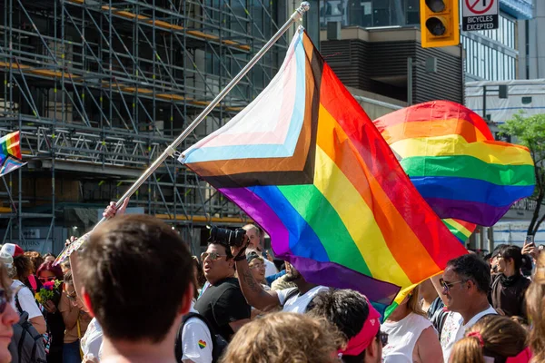 2022年6月26日 加拿大多伦多 在多伦多市中心举行的2022年骄傲月年度游行上的彩虹旗 — 图库照片