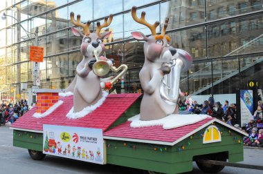 Toronto, ON, Kanada 17 Kasım 2019: Toronto 'daki Noel Baba Geçidi sırasında.