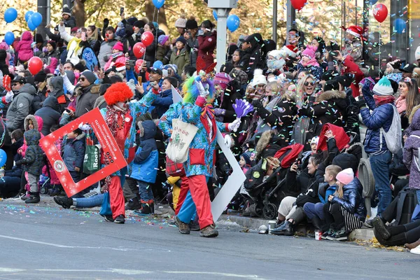 2019年11月17日 加拿大多伦多 穿着服装的人参加了在市中心举行的多伦多圣诞老人游行 — 图库照片