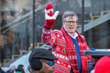 Toronto, ON, Kanada 17 Kasım 2019: Toronto Belediye Başkanı John Terry şehir merkezindeki Toronto Noel Baba Geçit Töreni 'ne katıldı