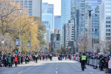 Toronto, ON, Kanada 17 Kasım 2019: Halk, Toronto 'daki Noel Baba Geçit Töreni' nin başlamasını bekliyor..