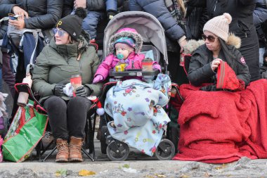 Toronto, ON, Kanada 17 Kasım 2019: Halk, Toronto 'daki Noel Baba Geçit Töreni' nin başlamasını bekliyor..