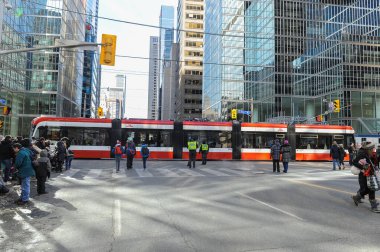 Toronto, ON, Kanada 17 Kasım 2019: Halk, Toronto 'daki Noel Baba Geçit Töreni' nin başlamasını bekliyor..