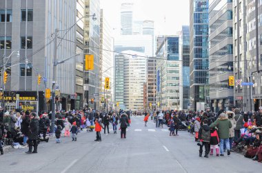 Toronto, ON, Kanada 17 Kasım 2019: Halk, Toronto 'daki Noel Baba Geçit Töreni' nin başlamasını bekliyor..
