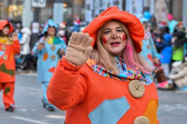 Toronto, ON, Kanada 17 Kasım 2019: Toronto 'daki Noel Baba Geçidi' ne kostümlü insanlar katılıyor .