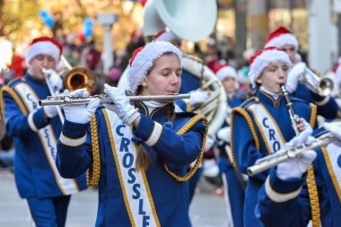 Toronto, ON, Kanada 17 Kasım 2019: Orkestra müzisyenleri şehir merkezindeki Toronto Noel Baba Geçit Töreni 'ne katıldılar.