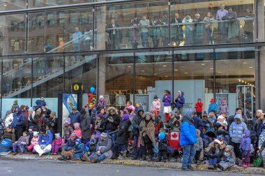 Toronto, ON, Kanada 17 Kasım 2019: İnsanlar şehir merkezindeki Toronto Noel Baba Geçidi 'nden önce geçit töreninin başlamasını bekliyor.