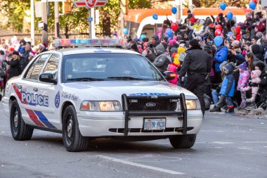 Toronto, ON, Kanada 17 Kasım 2019: Polis arabası şehir merkezindeki Toronto Noel Baba Geçit Töreni 'ne katıldı.
