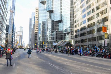 Toronto, ON, Kanada 17 Kasım 2019: Halk, Toronto 'daki Noel Baba Geçit Töreni' nin başlamasını bekliyor..
