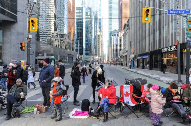 Toronto, ON, Kanada 17 Kasım 2019: Halk, Toronto 'daki Noel Baba Geçit Töreni' nin başlamasını bekliyor..