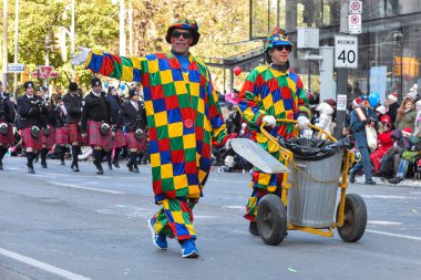 Toronto, ON, Kanada 17 Kasım 2019: Şehir merkezindeki Toronto Noel Baba Geçidi 'ne kostümlü insanlar katılıyor.