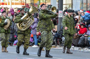 Toronto, ON, Kanada 17 Kasım 2019: Orkestra müzisyenleri şehir merkezindeki Toronto Noel Baba Geçit Töreni 'ne katıldılar.