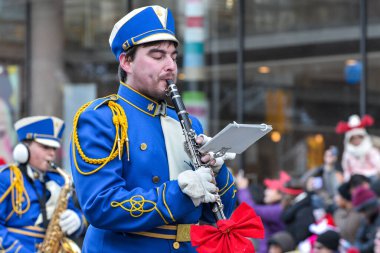 Toronto, ON, Kanada 17 Kasım 2019: Orkestra müzisyenleri şehir merkezindeki Toronto Noel Baba Geçit Töreni 'ne katıldılar.