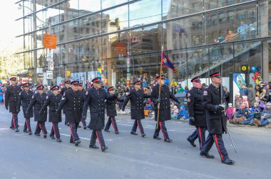 Toronto, ON, Kanada 17 Kasım 2019: Toronto Polisi Toronto 'daki Noel Baba Geçit Töreni' ne katıldı.