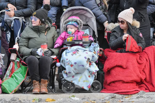 Toronto, ON, Kanada 17 Kasım 2019: Halk, Toronto 'daki Noel Baba Geçit Töreni' nin başlamasını bekliyor..