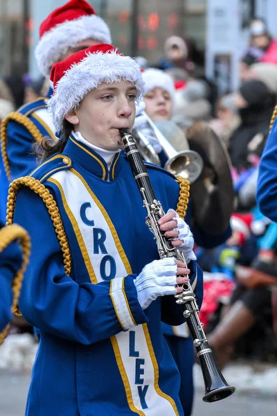 カナダ トロント2019年11月17日 ダウンタウンで開催されるトロント サンタクロース パレードにオーケストラ ミュージシャンが参加 — ストック写真