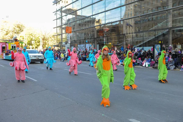 カナダのトロント11月17 2019 衣装を着た人々はダウンタウンのトロント サンタクロースパレードに参加します — ストック写真