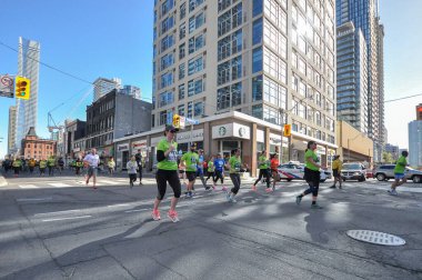 Toronto, ON, Kanada - 13 Mayıs 2018: Toronto şehir merkezinde koşucular Run 2018 Spor Hayatı 10k yarışmasına katıldılar