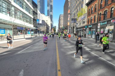 Toronto, ON, Kanada - 13 Mayıs 2018: Toronto şehir merkezinde koşucular Run 2018 Spor Hayatı 10k yarışmasına katıldılar