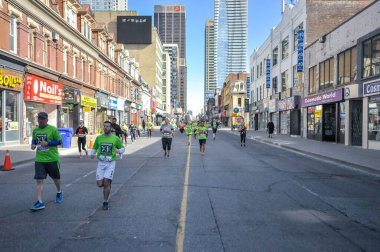 Toronto, ON, Kanada - 13 Mayıs 2018: Toronto şehir merkezinde koşucular Run 2018 Spor Hayatı 10k yarışmasına katıldılar