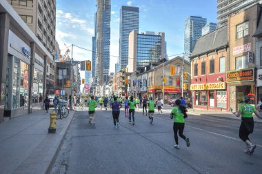 Toronto, ON, Kanada - 13 Mayıs 2018: Toronto şehir merkezinde koşucular Run 2018 Spor Hayatı 10k yarışmasına katıldılar