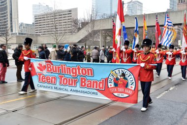 Toronto, ON, Kanada 10 Mart 2019: Davulcular ve Piperlar Toronto şehir merkezindeki Aziz Patrick Günü Geçit Töreni 'ne katıldı.