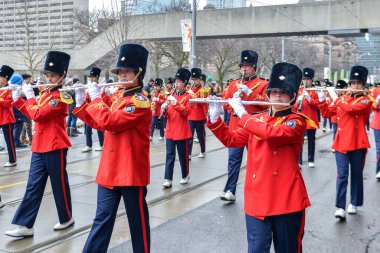 Toronto, ON, Kanada 10 Mart 2019: Davulcular ve Piperlar Toronto şehir merkezindeki Aziz Patrick Günü Geçit Töreni 'ne katıldı.