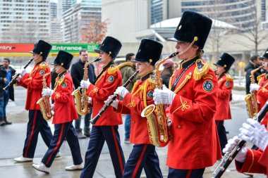 Toronto, ON, Kanada 10 Mart 2019: Davulcular ve Piperlar Toronto şehir merkezindeki Aziz Patrick Günü Geçit Töreni 'ne katıldı.