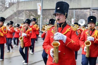Toronto, ON, Kanada 10 Mart 2019: Davulcular ve Piperlar Toronto şehir merkezindeki Aziz Patrick Günü Geçit Töreni 'ne katıldı.