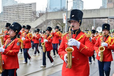 Toronto, ON, Kanada 10 Mart 2019: Davulcular ve Piperlar Toronto şehir merkezindeki Aziz Patrick Günü Geçit Töreni 'ne katıldı.