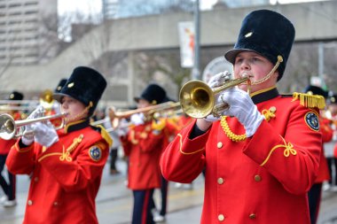 Toronto, ON, Kanada 10 Mart 2019: Davulcular ve Piperlar Toronto şehir merkezindeki Aziz Patrick Günü Geçit Töreni 'ne katıldı.