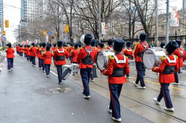 Toronto, ON, Kanada 10 Mart 2019: Davulcular ve Piperlar Toronto şehir merkezindeki Aziz Patrick Günü Geçit Töreni 'ne katıldı.