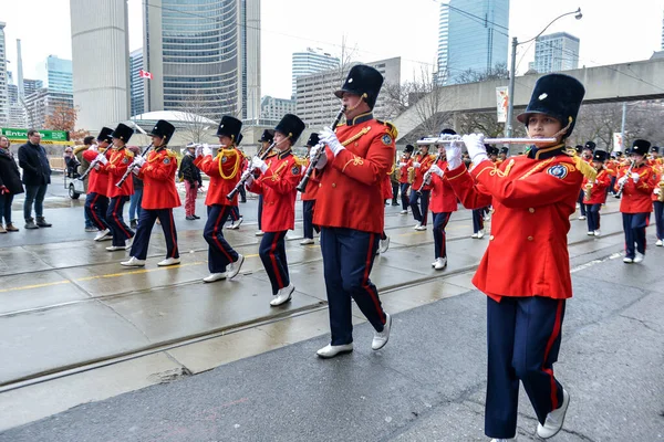 Toronto, ON, Kanada 10 Mart 2019: Davulcular ve Piperlar Toronto şehir merkezindeki Aziz Patrick Günü Geçit Töreni 'ne katıldı.