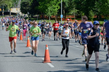 Toronto, ON, Kanada - 22 Haziran 2019: Koşucu Toronto 'daki Onur Ayı boyunca amatör spor koşusu yarışmasına katıldı