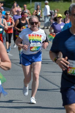 Toronto, ON, Kanada - 22 Haziran 2019: Koşucu Toronto 'daki Onur Ayı boyunca amatör spor koşusu yarışmasına katıldı