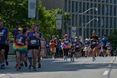 Toronto, ON, Kanada - 22 Haziran 2019: Koşucu Toronto 'daki Onur Ayı boyunca amatör spor koşusu yarışmasına katıldı